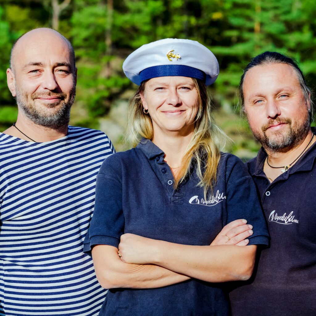 Při převzetí lodi budete námi pověřenou osobou seznámeni s jejím řízením, ovládáním a absolvujete zkušební plavbu, kde si vyzkoušíte manévrování ...